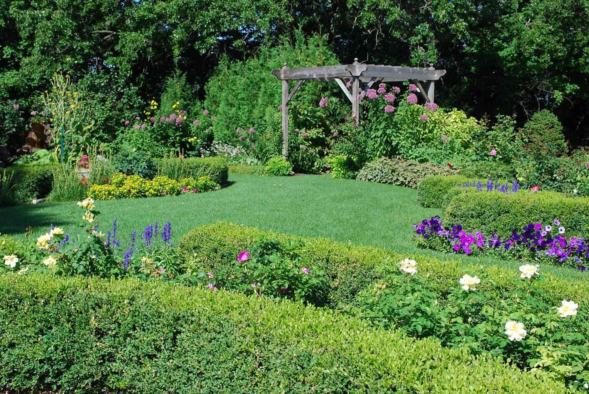 Create An English Cottage Garden In Your Backyard!